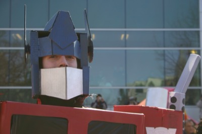 Optimus Prime, Engineers behind him <small>(&copy;Geraldine Diaz)</small>
